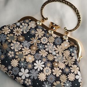 Elegant Floral‎ Handbag with Gold Accents